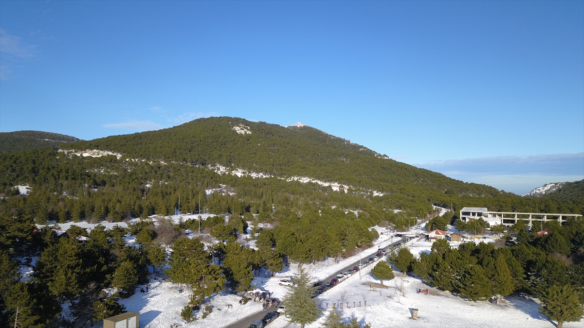 Kar kalınlığının yer yer 1 metreye ulaştığı dağ üzerinde yer alan Spil Dağı Milli Parkı`nda da güzel manzaralar oluştu. Yamaçları kaplayan beyaz örtü, drone ile havadan görüntülendi.
