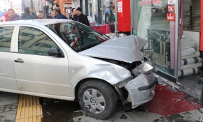 Kaldırımda yürürken ezilmekten son anda kurtuldu