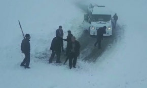 Adıyaman'da çığ düştü, araçlar mahsur kaldı