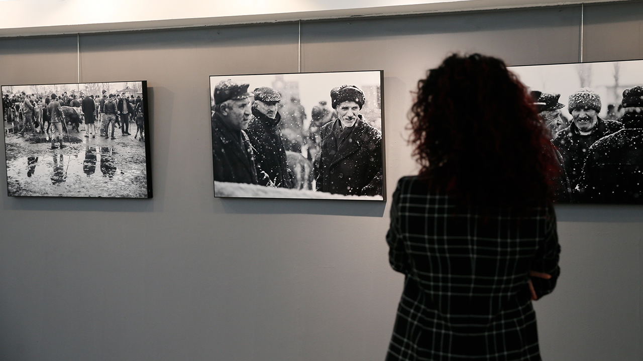 "Sessiz Işık", "Uzak Işık" adlarıyla yurt içi ve yurt dışında sergiler açan Kadir Ekinci`nin üçüncü kişisel sergisi "Mal Meydanı", 9 Ocak`ta Türkan Saylan Kültür Merkezi Sanat Galerisi`nde beğeniye sunulacak. 