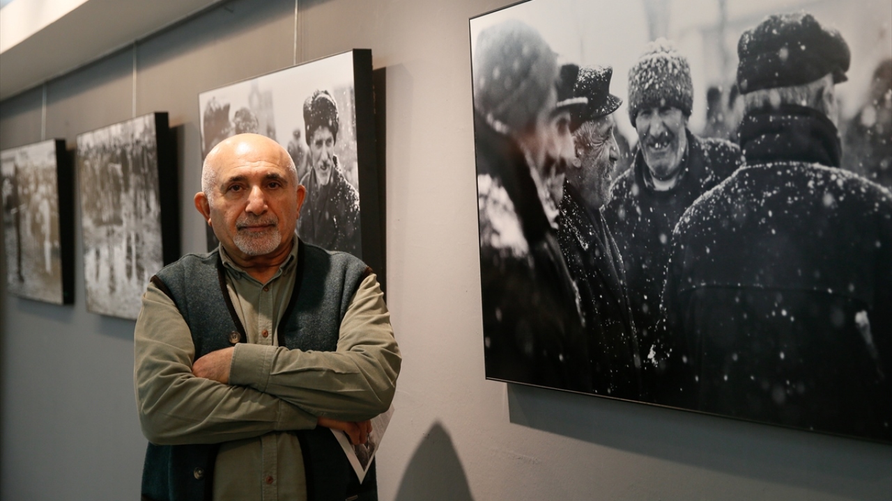 Kars`ta yaşamın bir parçası ve en önemli ticari merkezlerinden biri olan hayvan pazarının nostaljik yapısını 30 siyah beyaz fotoğraf karesine sığdıran Kadir Ekinci`nin sergisi 24 Ocak tarihine kadar açık kalacak. 