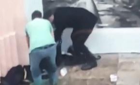 Soğukta titreyen evsize üzerindeki kazağını çıkarıp giydirdi