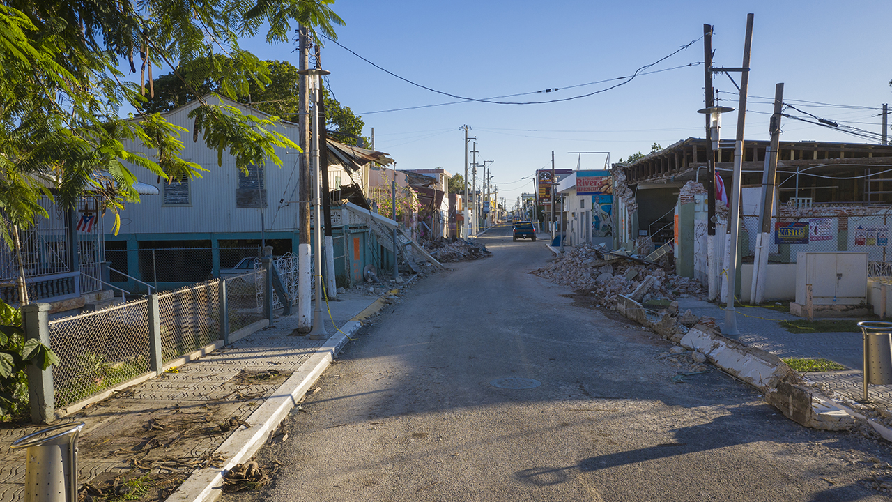 Depremin ardından güneyde bulunan Guanica kasabasında da hasar oluştu.