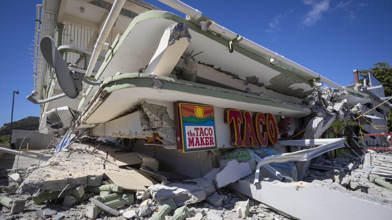 ABD Jeolojik Araştırmalar Merkezi (USGS), merkez üssü Tallaboa`nın 5 kilometre güneybatısı olan 6,5 büyüklüğündeki depremin, yerin 10 kilometre altında kaydedildiğini duyurdu.