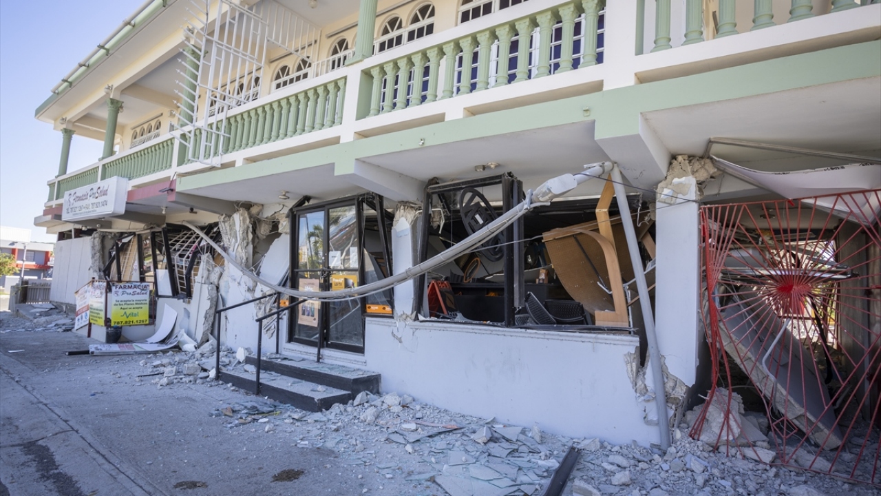 CNN`in haberinde, meydana gelen hasar nedeniyle 300 bin konut ve iş yerine su verilemediği, adanın güneyinde ise geniş çaplı elektrik kesintileri yaşandığı aktarıldı.