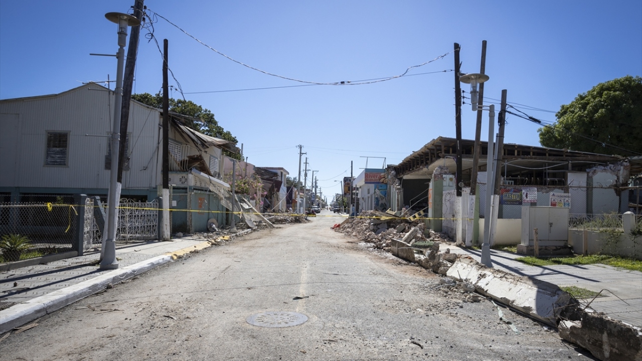 Haberde, adadaki bazı evlerin hasar gördüğü ve tsunami beklenmediği de belirtildi.