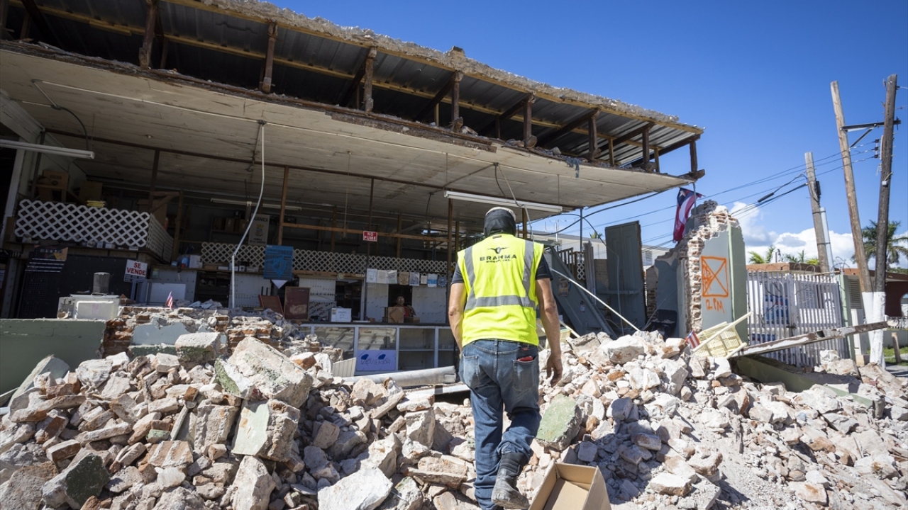 Porto Riko`da dün meydana gelen 5,7 büyüklüğündeki depremde, turistik bir mekan olan Punta Ventana kaya kemeri çökmüştü.