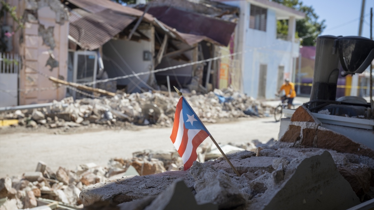 Depremin ardından bazı binalarda ağır hasar oluştuğu, yer yer toprak kaymaları yaşandığı ve geniş bir bölgeye elektrik verilemediği kaydedilmişti.