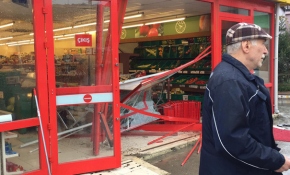 El freni çekilmeyen kamyon markete girdi