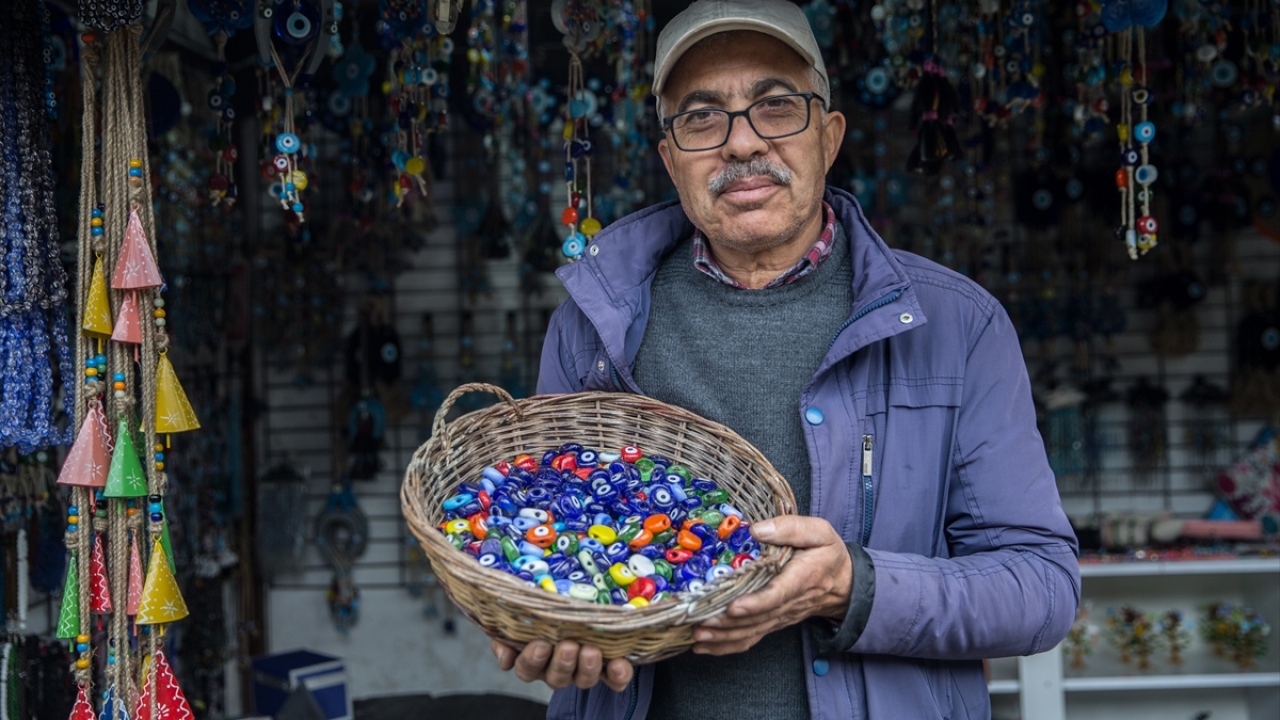 Kültür ve Turizm Bakanlığı Araştırma ve Eğitim Genel Müdürlüğünün "Yaşayan İnsan Hazineleri Ulusal Envanteri"ne kayıtlı olan 57 yaşındaki Mahmut Sür, Nazarköy`ün en eski nazar boncuğu ustalarından biri.