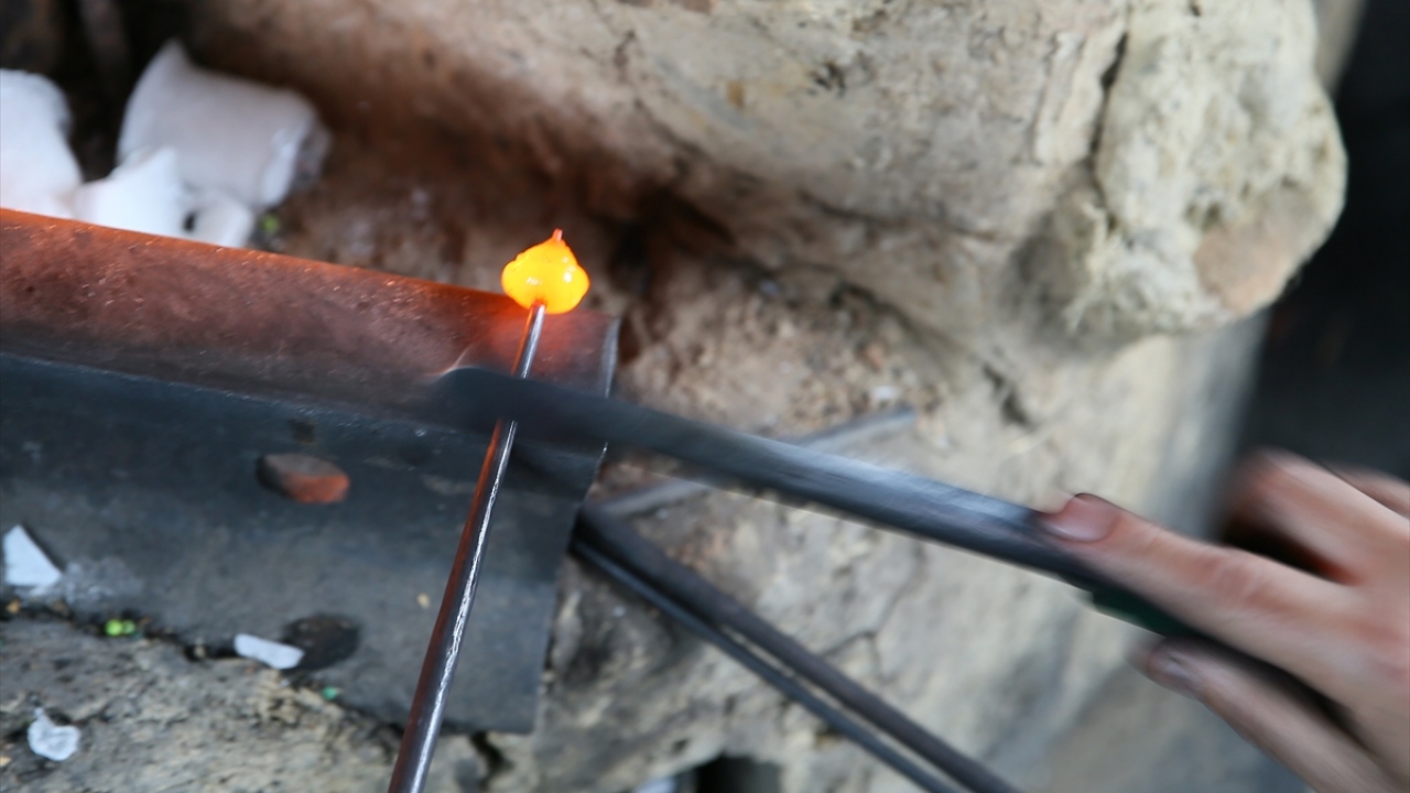 Daha sonra ise demir seslerinin geldiği ve ocak ısısının bin 200 dereceye ulaştığı boncuk atölyeleri görülüyor.