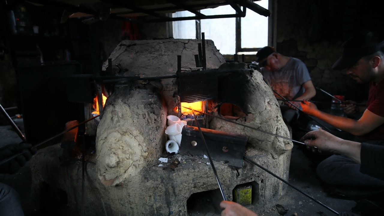 Yaklaşık 44 yıldır ateşin karşısında cama şekil veren Sür, ilerleyen yaşına rağmen mesleğini yaşatmak için gayret sarf ediyor. Mahmut usta, mesleğini yeni ustalara bırakmaya hazırlanıyor. 