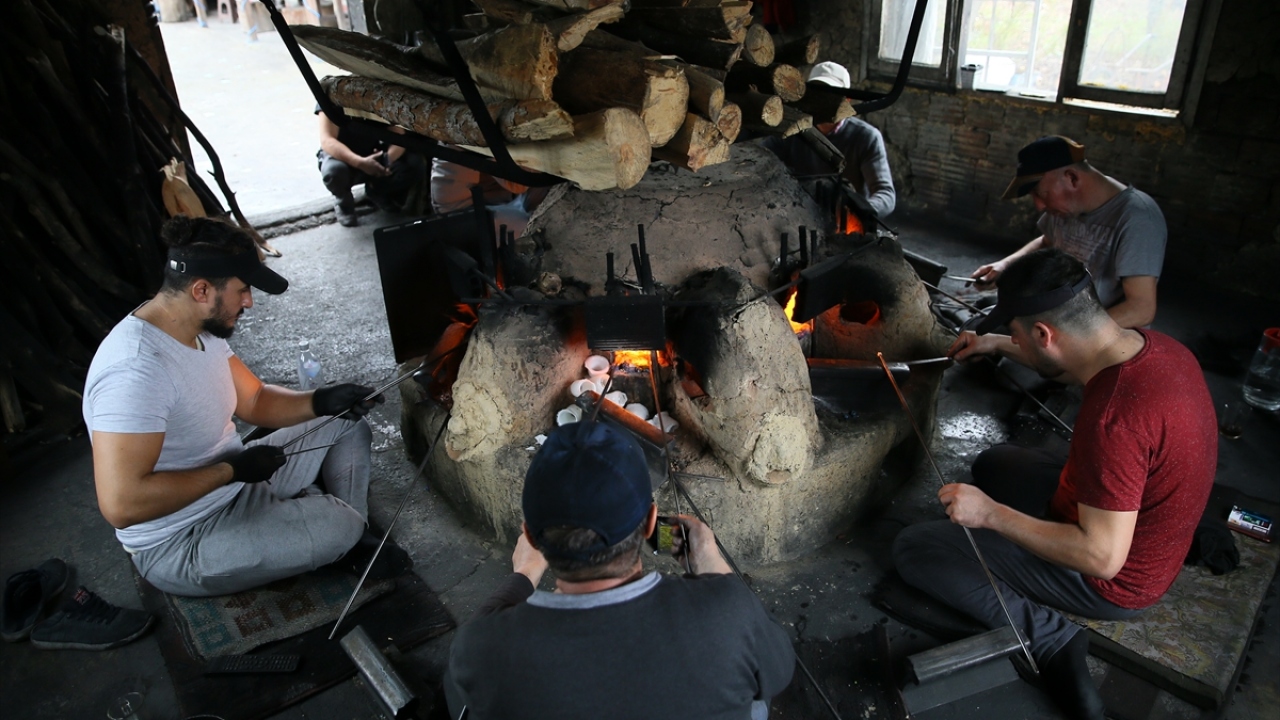 Ustaların maharetli ellerinde oluşan nazar boncukları, ziyaretçileri büyülüyor. 