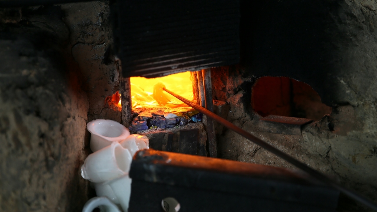 Meslekle ilgili 7 plaketinin bulunduğunu ve bundan dolayı gururlu olduğunu aktaran Mahmut usta, şimdiler de ise kurs öğretmenliği yaptığını vurguladı. 