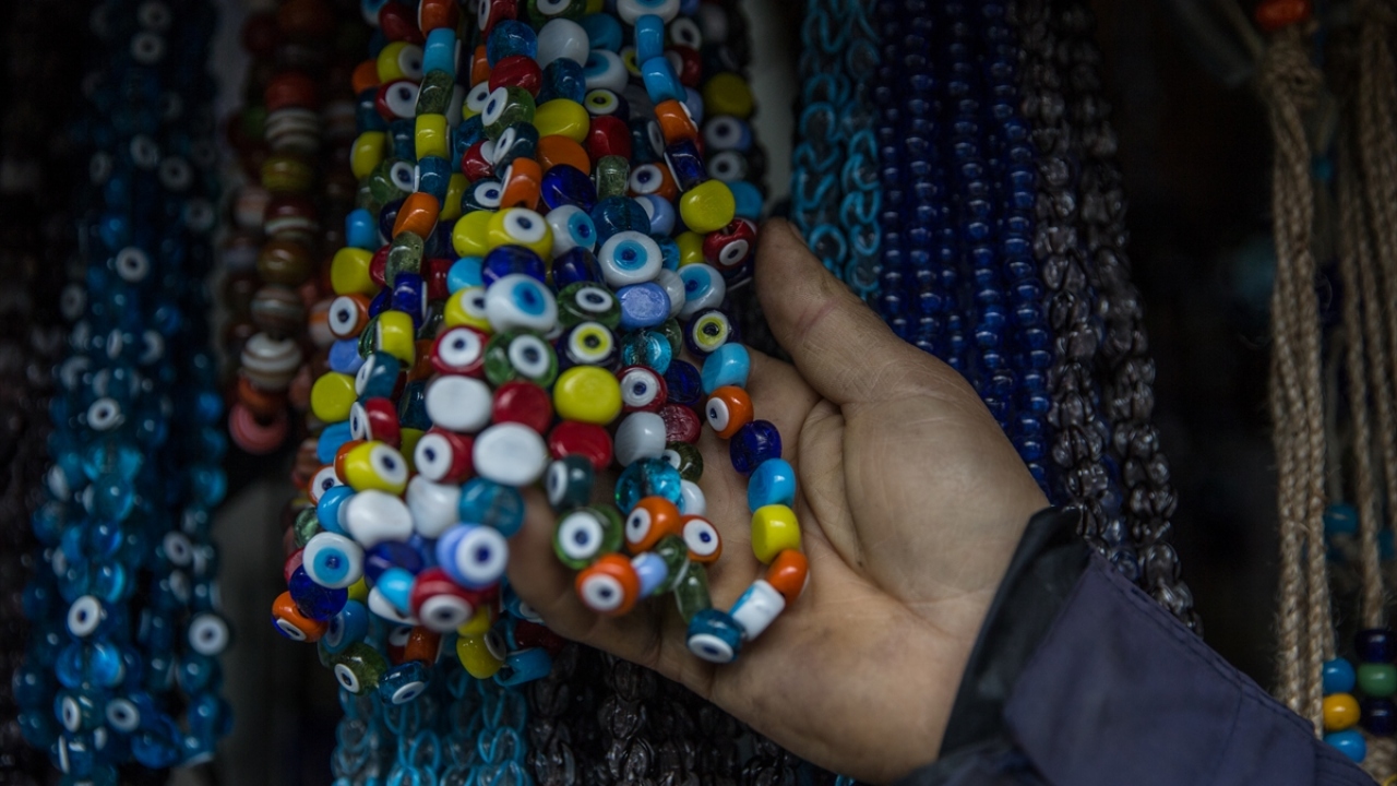 Nazarköy`e girildiğinde ziyaretçileri yolun iki tarafında bulunan boncuk tezgahlar karşılıyor.