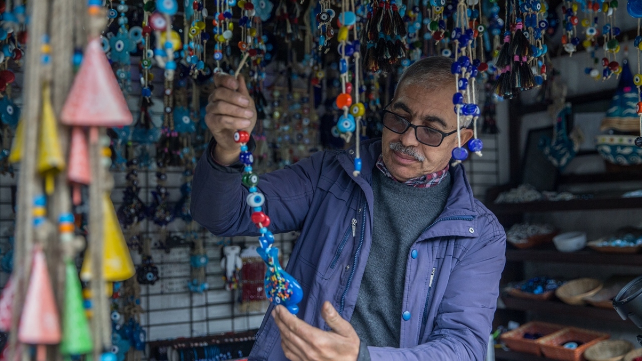 İlkokulu bitirdikten sonra ailesinin maddi imkansızlığı nedeniyle Nazarköy`deki atölyelerde çalışmaya başlayan Sür, vatani hizmetinin ardından kendisini geliştirmek amacıyla bir cam fabrikasında işe başladı.