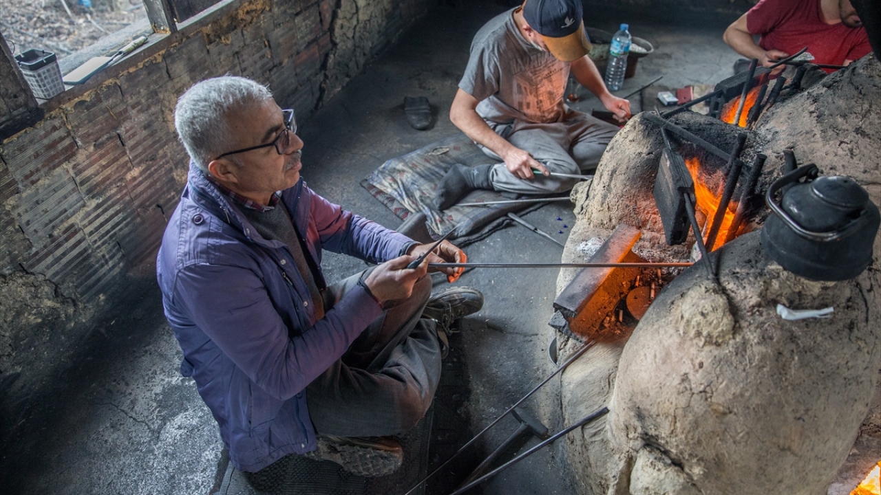 UNESCO "Yaşayan İnsan Hazinesi Kültürel Miras Taşıyıcısı" Mahmut Sür, yaptığı açıklamada, Nazarköy`de 1942`den beri nazar boncuğu üretildiğini ve Görece`den gelen bir ustanın bu işi başlattığını söyledi. 