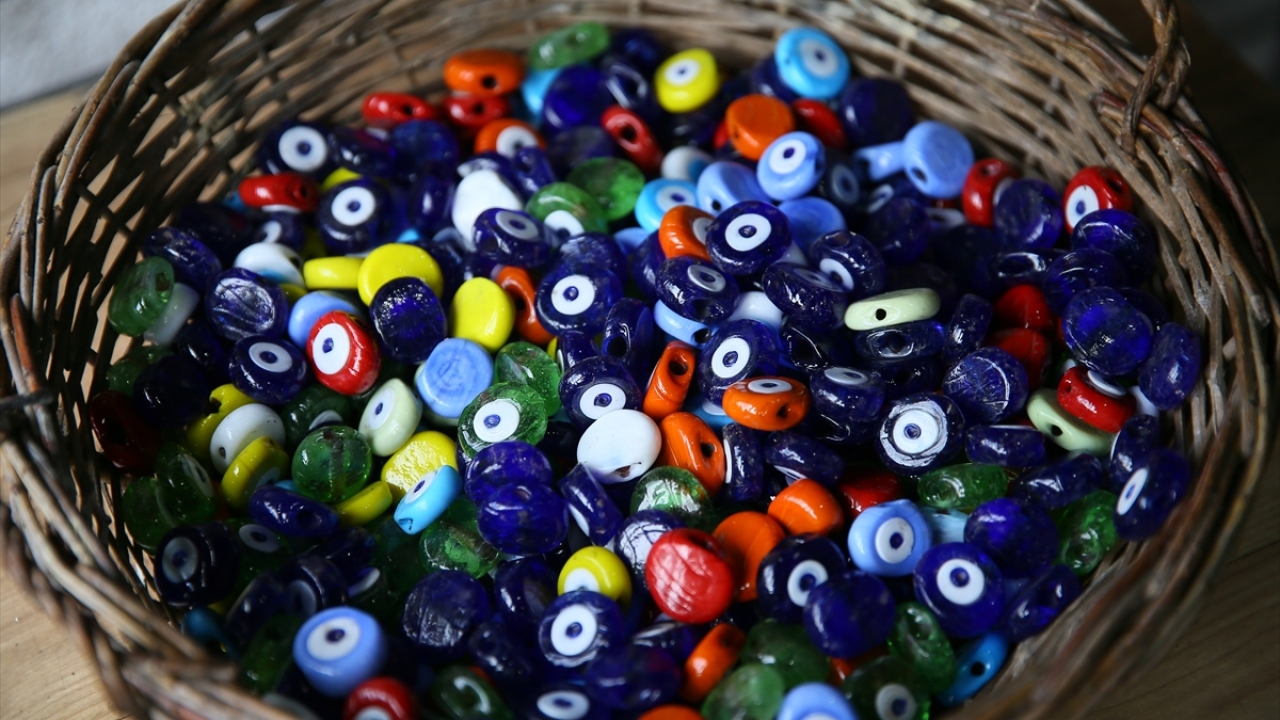 Mahalle sakinleri için nazar boncuğu önemli bir geçim kaynağı. 