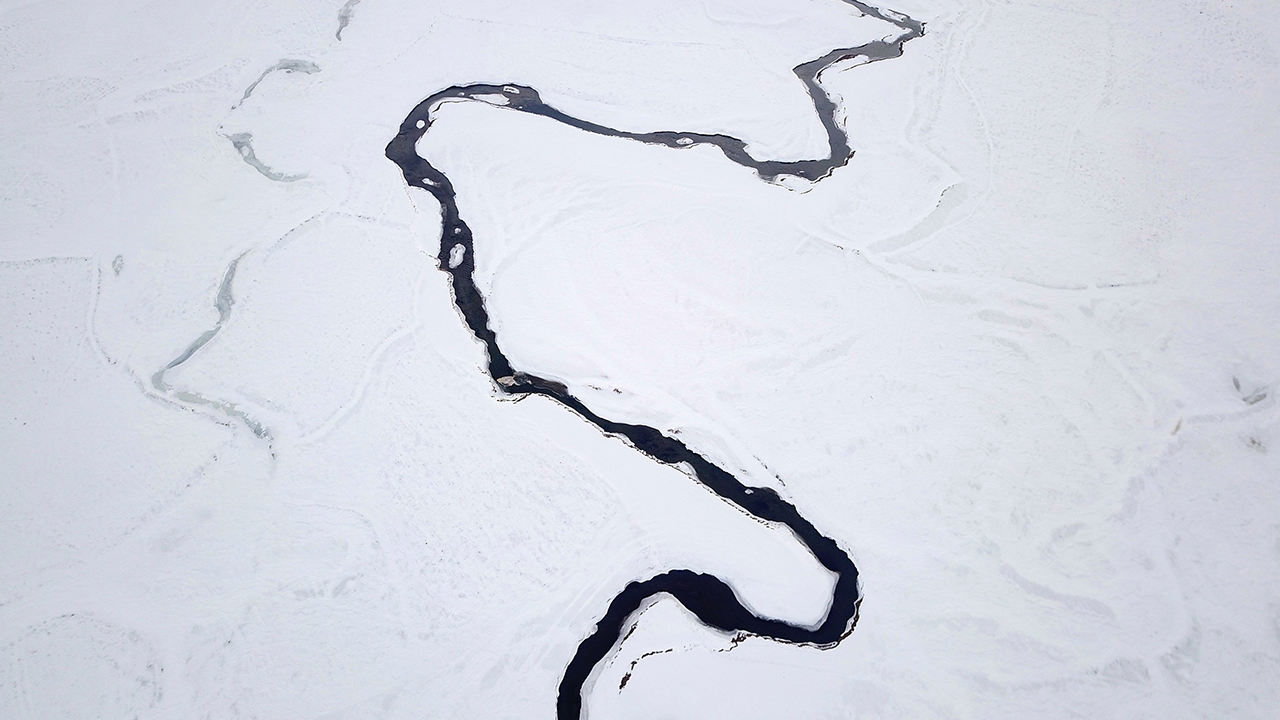 Menderesleri ile ünlü 1950 rakımlı vadi ortasından geçen Ünlendi Deresi`nin oluşturduğu menderesler, güzel manzaralar oluşturdu.