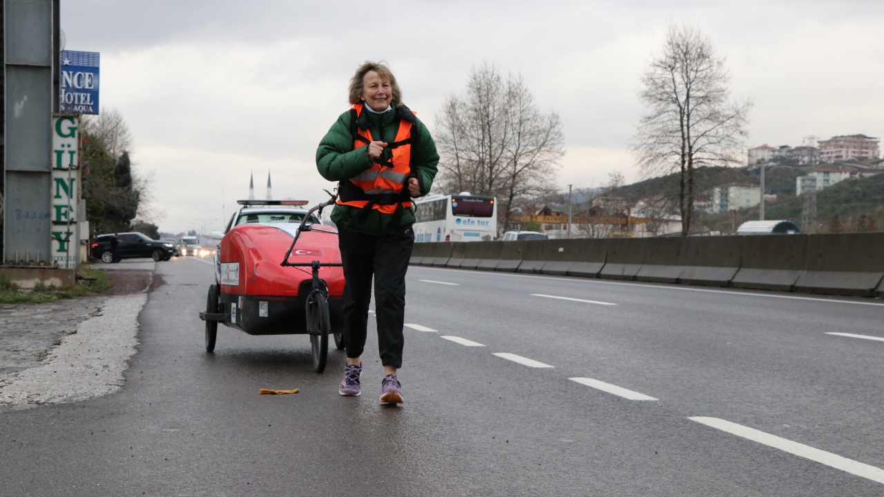 Nepal`e gitmek üzere yola çıkan ve dün gece Altınova ilçesine ulaşan Pope, bugün öğle saatlerinde Bursa`ya gitmek üzere yola çıktı. 