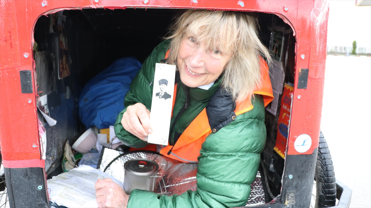 Türk insanı gibi çayına da hayran kaldığını dile getiren Pope, kendisine destek olan herkese teşekkür etti.