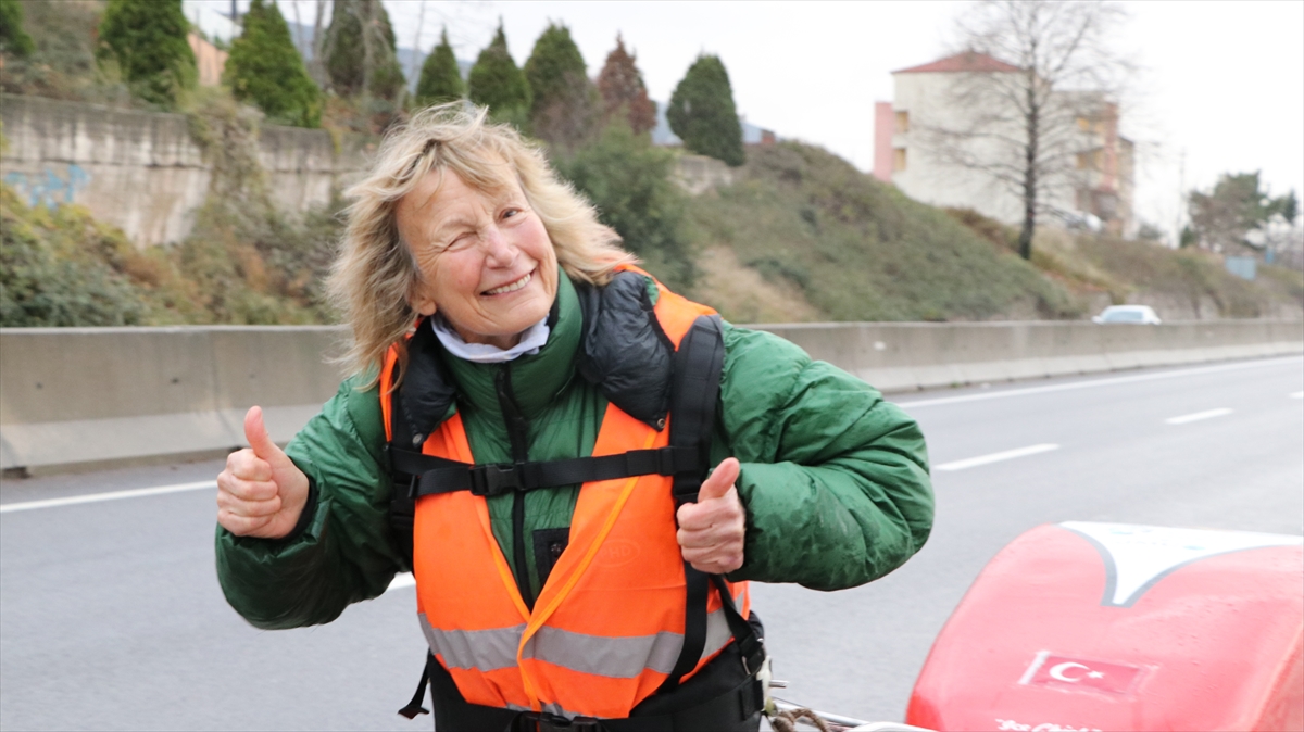 Konuşmanın ardından üç teker üzerine kurulu aracının kemerini giyen Pope, daha sonra Bursa`ya doğru yola çıktı.