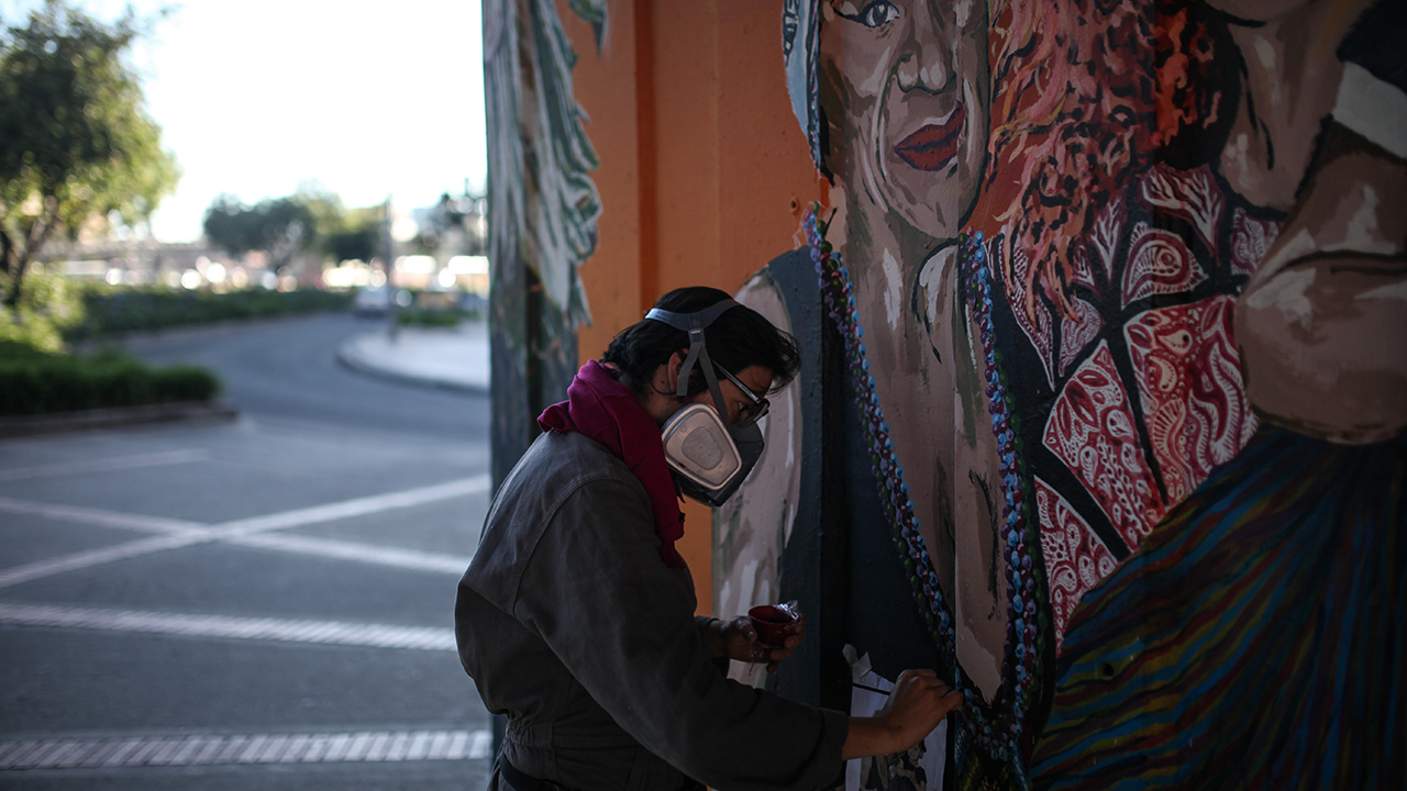 Mitolojik olarak kadın tanrılar, ve bitki ve hayvanların bazı temsillerine ek olarak tasviriyle, güvenlik algısını geliştirmeyi başaran bu kolektifin müdahale projesi, savaşan kadınların bir parçası olduğunun da bir göstergesi olmuştur.