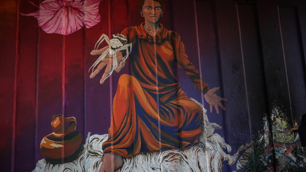 Fotoğrafta aktivist kadın Lala Switch`i tasvir eden bir duvar resmi de görülüyor.