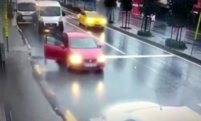 Servisin çarptığı otomobilden saniyelerle kurtuldu