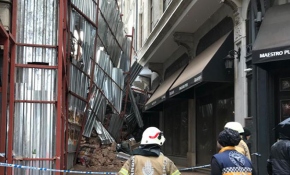 Beyoğlu'nda tadilattaki binada çökme anı kamerada