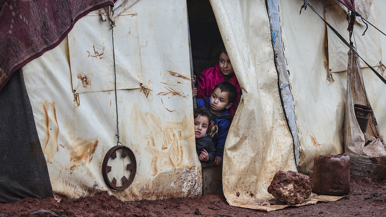 Yanlarına aldıkları birkaç parça eşyayla araçlara doluşan Suriyeliler, güvenli gördükleri bir alana çadır kurarak yeni hayatlarına başlıyor.