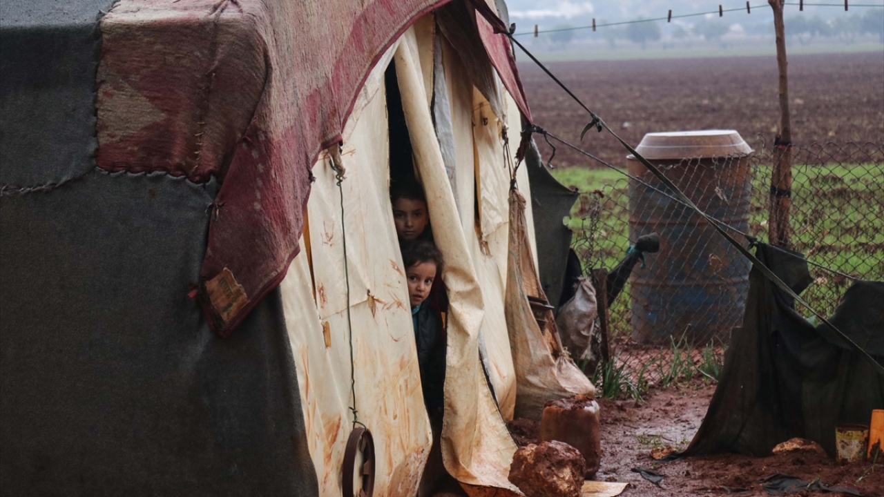İdlib`in kuzeyinde, Hatay sınırı yakınlarındaki Sarmada ilçesi ve çevresi, bu şekilde gelen yüzlerce aileye ev sahipliği yapan bölgelerden biri.