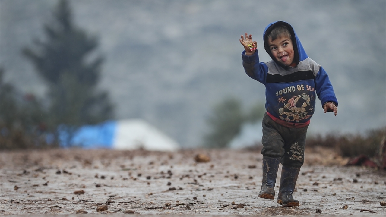 Kimi montsuz, kimi çorapsız, kimisi de çamura bulanmış kıyafetleriyle çadır sokaklarında dolaşan çocuklar sopa, balon, taş ve çamurla çeşitli oyunlar oynuyor.