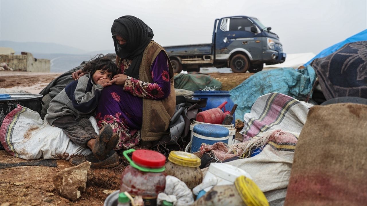 Büyük kısmı zeytin bahçeleri ya da kayalıklarla dolu bölgede, hemen her noktada bir çadır kamp görmek mümkün.
