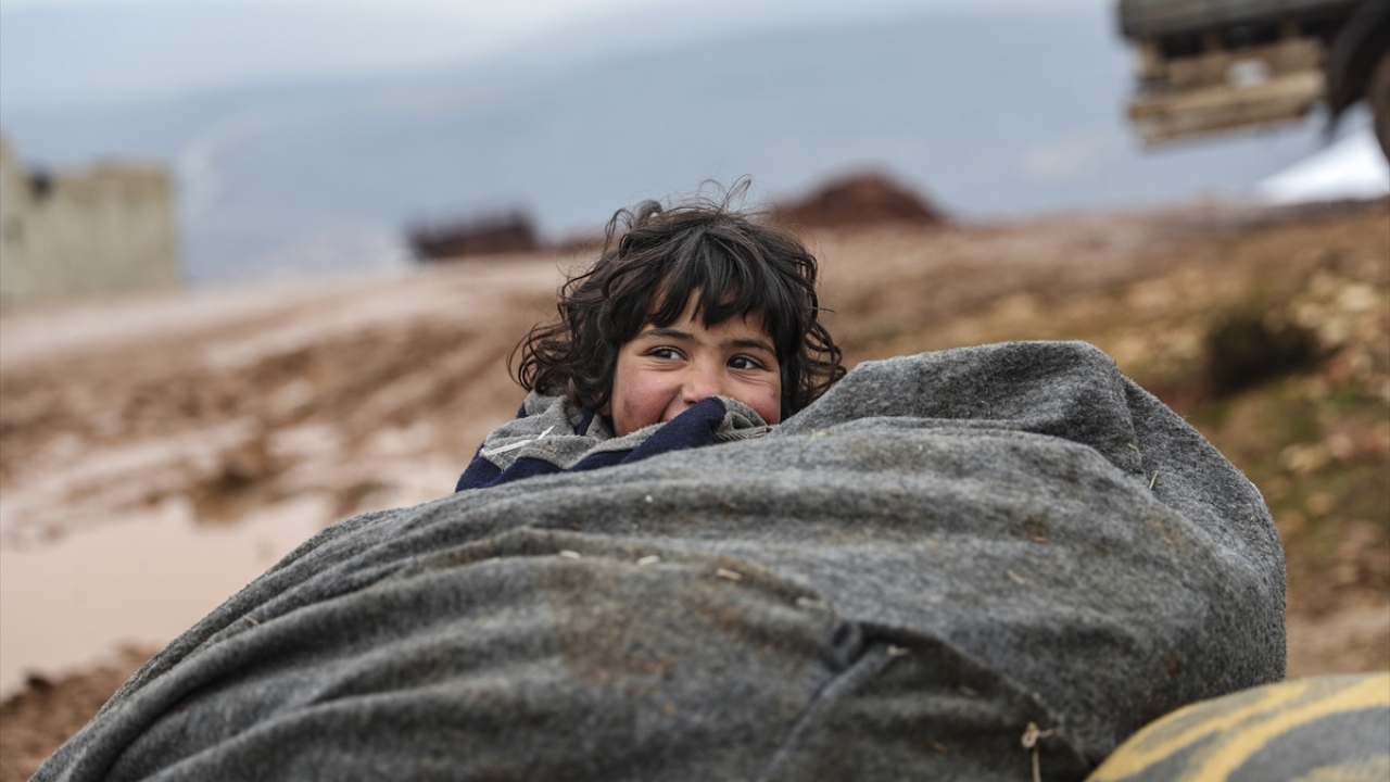 Soğuk ve yağışın hakim olduğu bölgedeki hüzünlü sessizliği ise kampın minik bedenleri bozuyor.