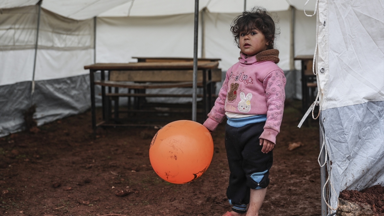 İnsanlar hava şartları nedeniyle çadırlarından çıkmamaya çalışırken, her şeyden habersiz çocuklar ise ailelerinin ikazlarına rağmen, çamurlu sokaklarda zaman geçiriyor.
