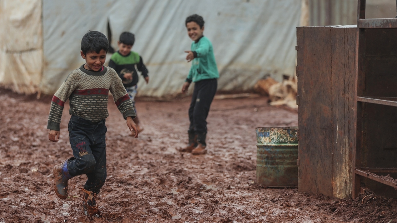 Güney Sarut kampı sakinlerinden 9 yaşındaki Omar Affar, AA muhabirine yaptığı açıklamada, kamplarında her yerin çamur olduğunu söyledi.