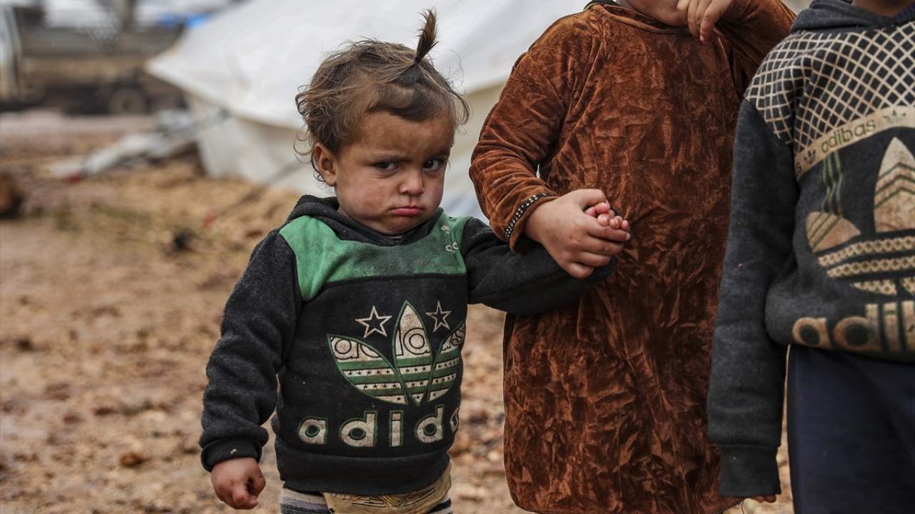 Okula gidemedikleri için üzgün olduğunu anlatan Affar, "Arkadaşlarımın bazılarını burada tanıdım. Beraber oynuyoruz. Burası çok soğuk ve yardım gelmiyor. Çadır, battaniye ve soba istiyoruz." dedi.