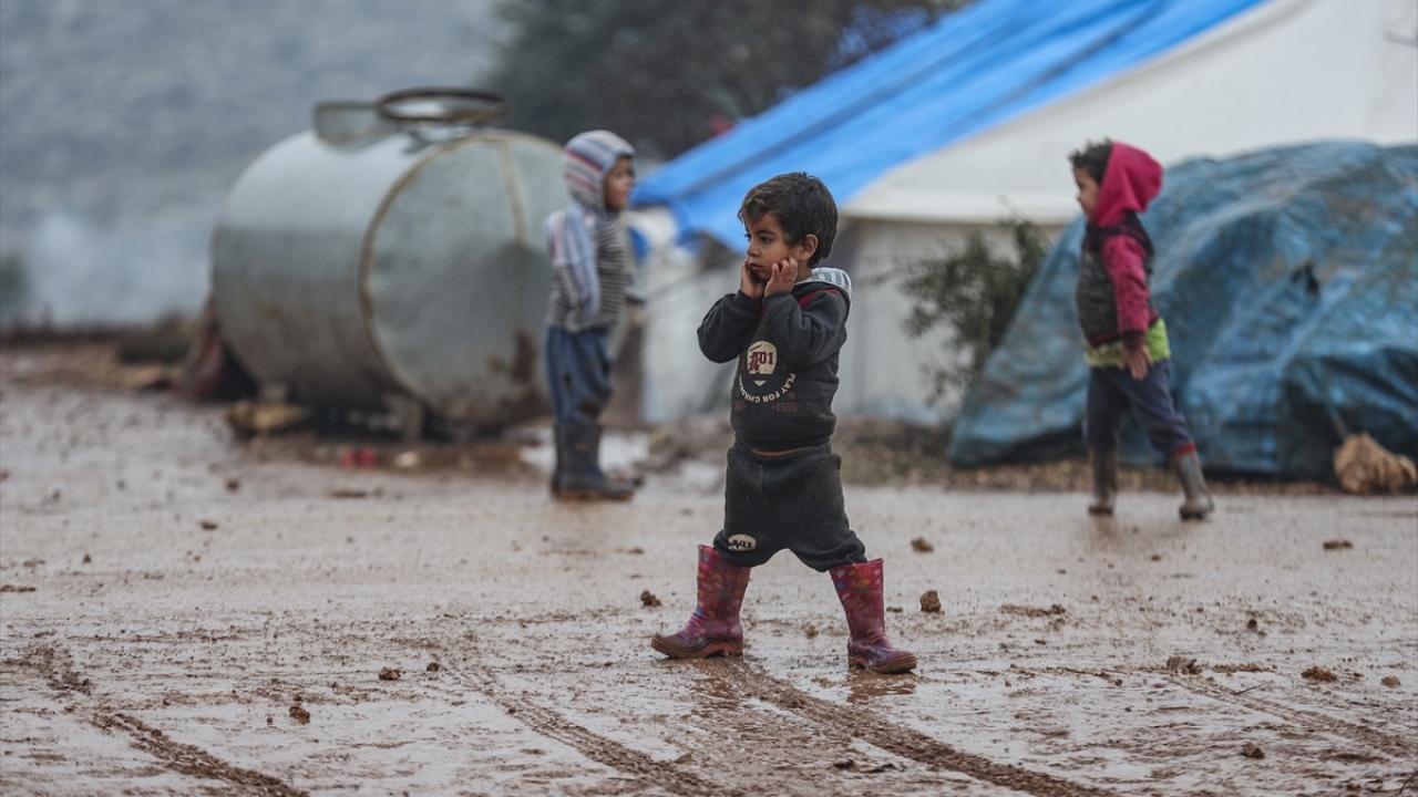 Arkadaşlarıyla çamurdan resimler yapan Hüsam El Ali de kamplarında ihtiyaç duydukları hiçbir şeyin olmadığını belirtti.