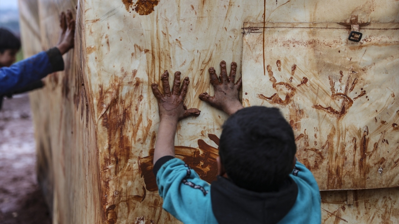 Çamur boyaları, çadır ise tuvalleri oluyor