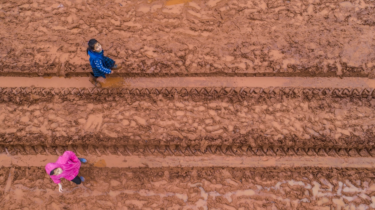 Çadırlarını genellikle yol kenarındaki tarla ve bahçelere kuran Suriyeliler, soba, gıda ve su gibi birçok temel yaşam malzemesine ulaşmakta güçlük çekiyor.