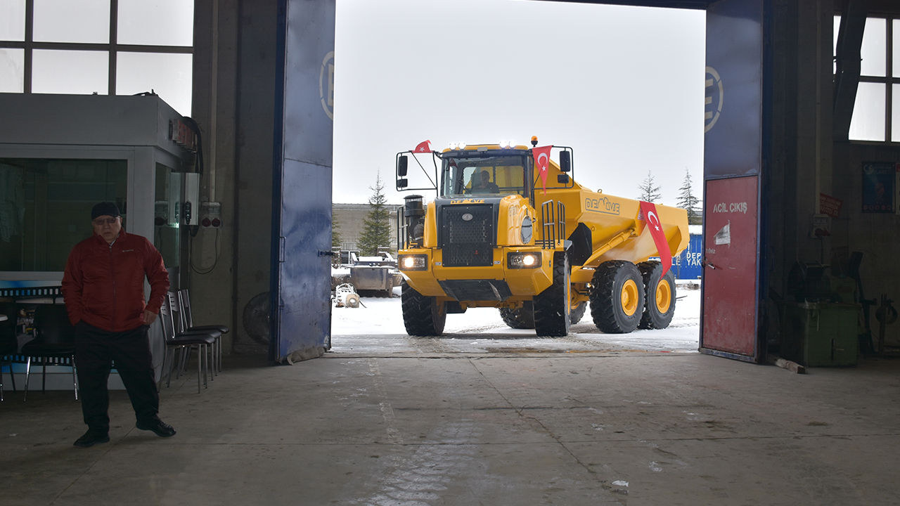 Elektrik ve elektronik mühendisliği bölümünden mezun olduktan sonra demirci atölyesinde babasıyla çalışmaya başlayan ve mermer ocaklarına yönelik aletler üreten Demirel, daha sonra Demmak Demireller Makine Sanayi ve Ticaret AŞ`yi kurdu.