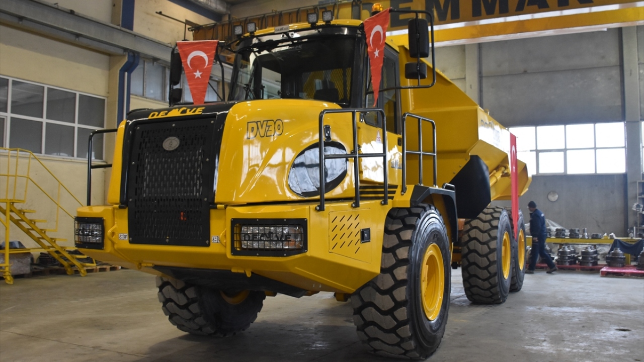 Motor ve şanzımanı hariç tamamı yerli üretim olan ve "Deve" ismi verilen kaya kamyonu, 30 ton yük taşıyabiliyor. 