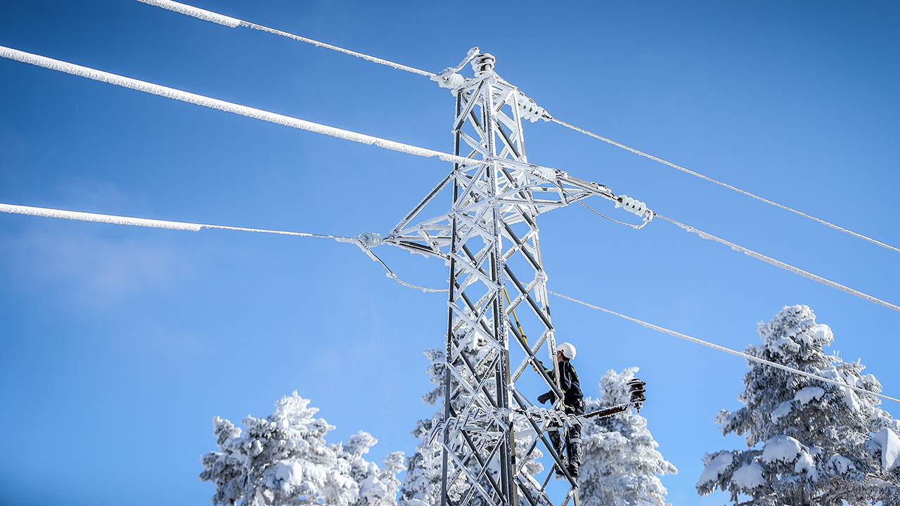 Son yağışlarla kar kalınlığının 145 santimetreye ulaştığı Uludağ, yerli ve yabancı tatilcileri ağırlamaya devam ediyor.