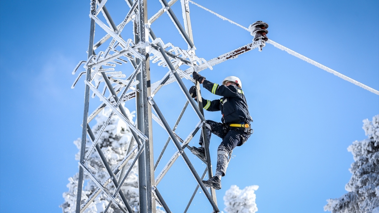 Turizm merkezine kesintisiz enerji sağlamayı hedefleyen Limak Enerji bünyesindeki Uludağ Elektrik Dağıtım AŞ`nin (UEDAŞ) saha ekipleri, zor hava koşullarında çalışıyor.