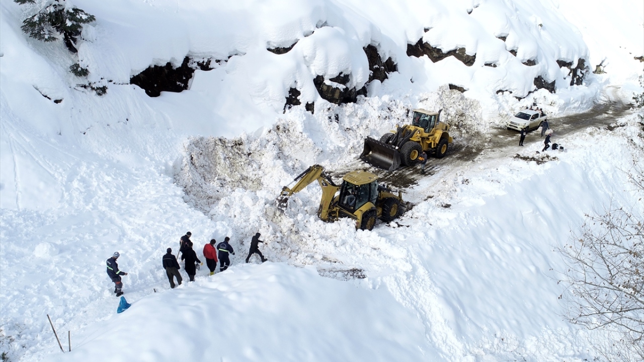 Ekipler, krom madeni yakınlarında çığın düştüğü bölgedeki kar altında Bektaş`ın cesedine ulaştı.