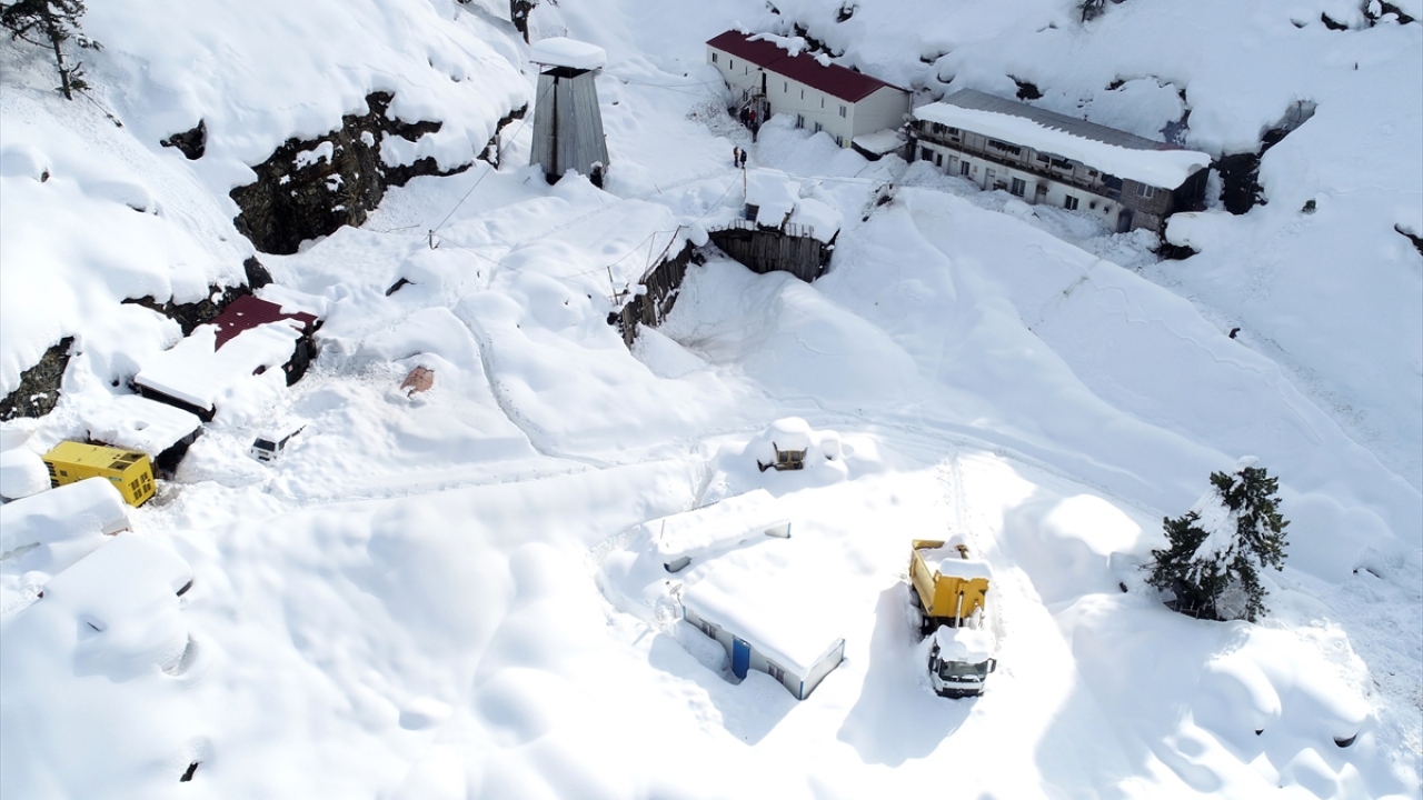 Bektaş`ın cesedinin yaklaşık 4 metrelik kar kütlesinin altında bulunduğu öğrenildi.