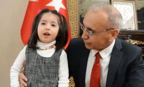 4 yaşındaki Perihan'ın okuduğu İstiklal Marşı duygulandırdı