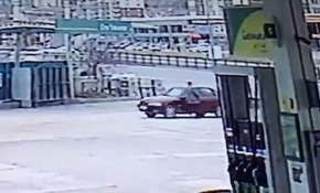 El frenini çekmeyi unuttu, aracının peşinden böyle koştu