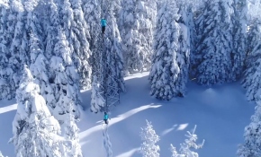 Kesintisiz enerji için bir buçuk metre karda çalışıyorlar